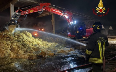 A fuoco 2mila balle di fieno nel cremonese: sul posto anche i Vigili del Fuoco di Brescia
