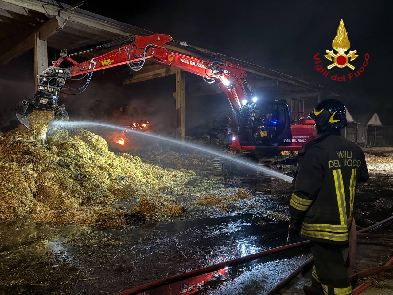 A fuoco 2mila balle di fieno nel cremonese: sul posto anche i Vigili del Fuoco di Brescia