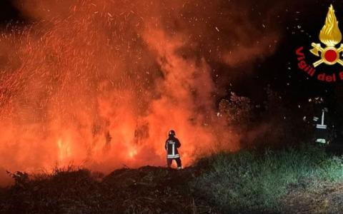 A fuoco la vegetazione sulla ciclabile tra Berzo Demo e Sellero