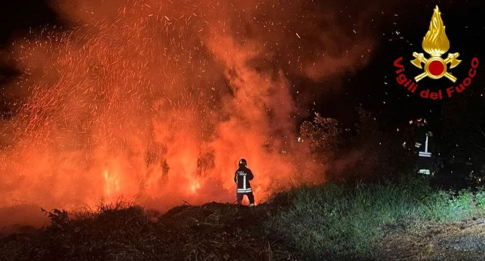 A fuoco la vegetazione sulla ciclabile tra Berzo Demo e Sellero