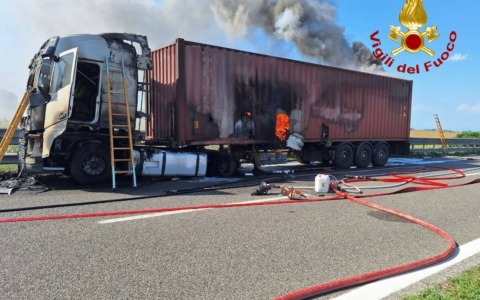A21: a fuoco un mezzo pesante
