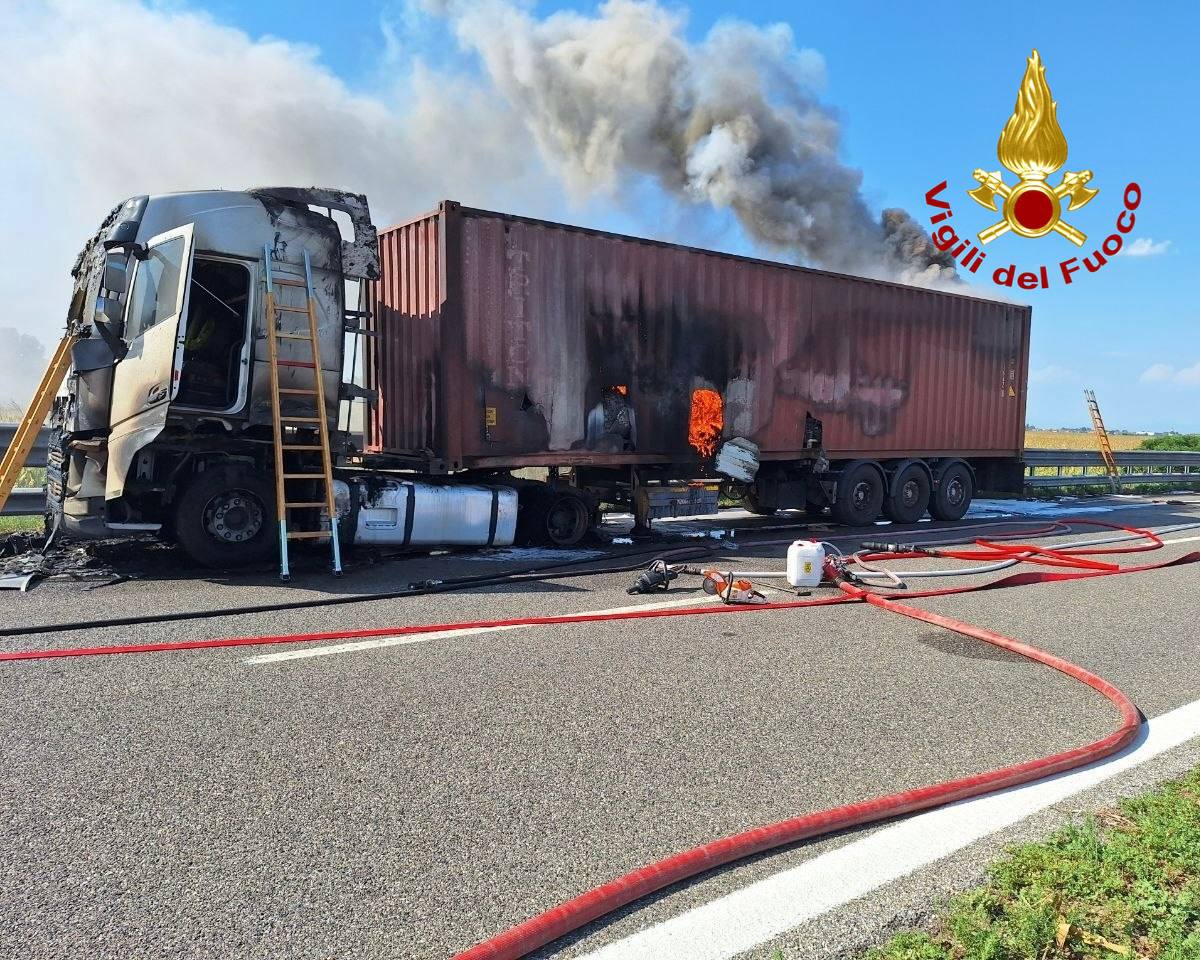 A21: a fuoco un mezzo pesante