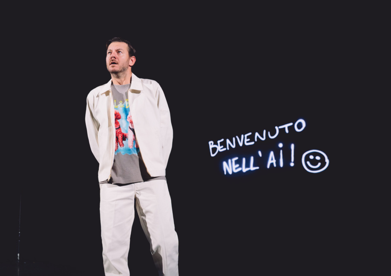 Alessandro Cattelan live al Teatro Clerici con “Benvenuto nell’AI!”