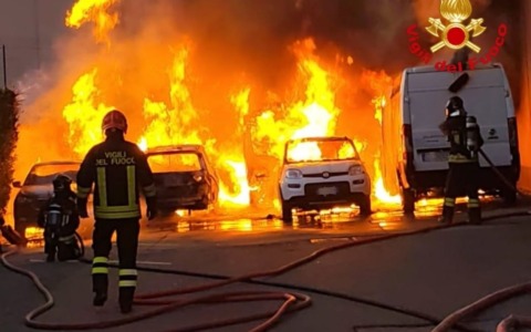Auto a fuoco a Castel Mella, cause in corso di accertamento