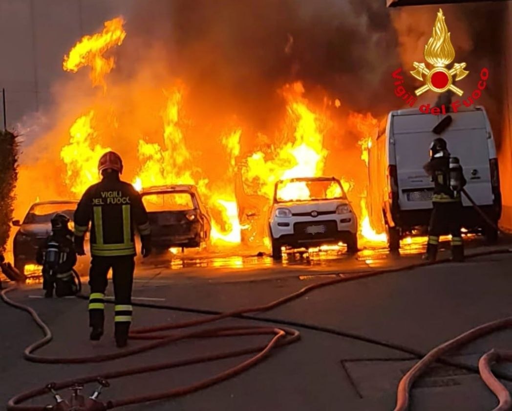 Auto a fuoco a Castel Mella, cause in corso di accertamento