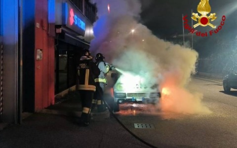 Auto a fuoco a Brescia, l’intervento dei Vigili del Fuoco