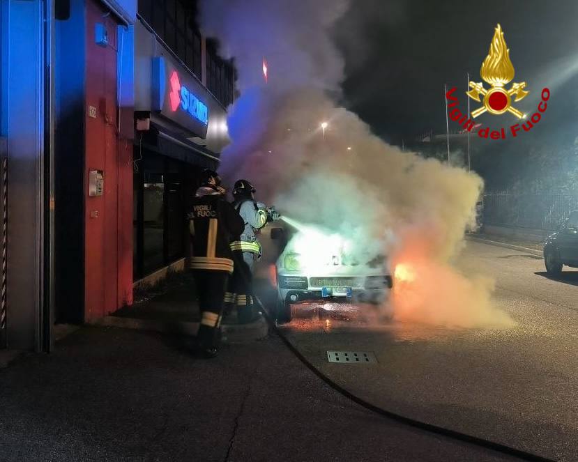 Auto a fuoco a Brescia, l’intervento dei Vigili del Fuoco
