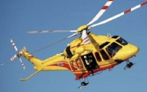 Auto a fuoco, in gravi condizioni l’uomo al suo interno