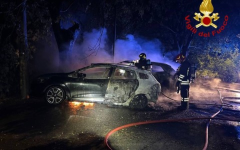 Auto in fiamme nella notte a Salò