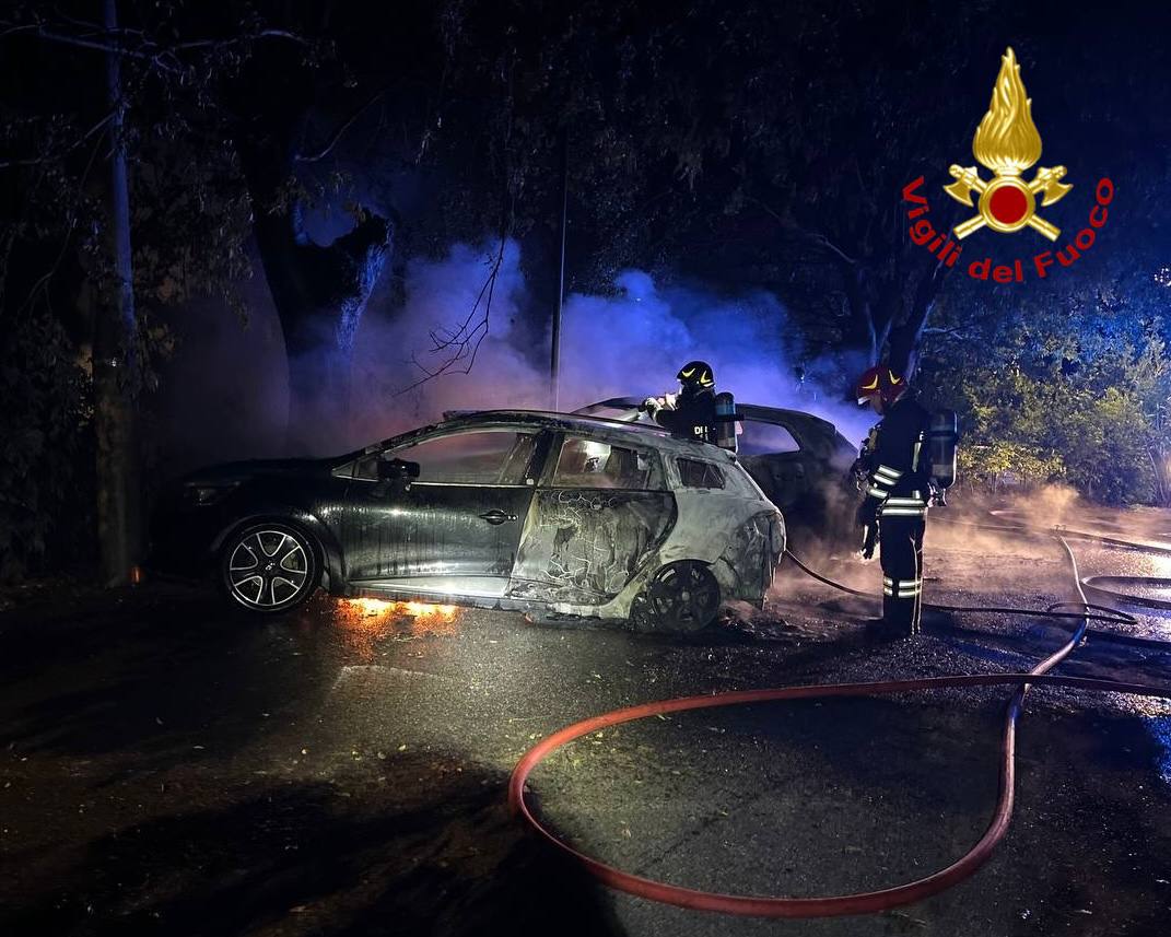 Auto in fiamme nella notte a Salò