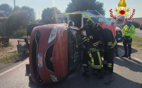 Auto si ribalta su un fianco ad Ospitaletto