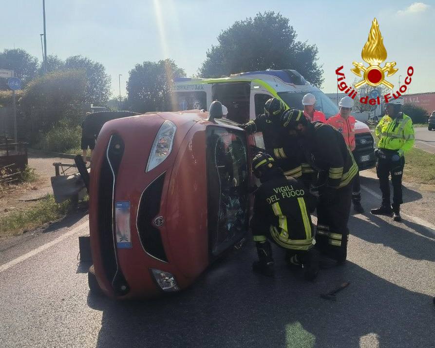 Auto si ribalta su un fianco ad Ospitaletto