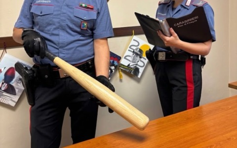 Colpisce la madre con schiaffi e sputi e poi la minaccia con una mazza da baseball: arrestato