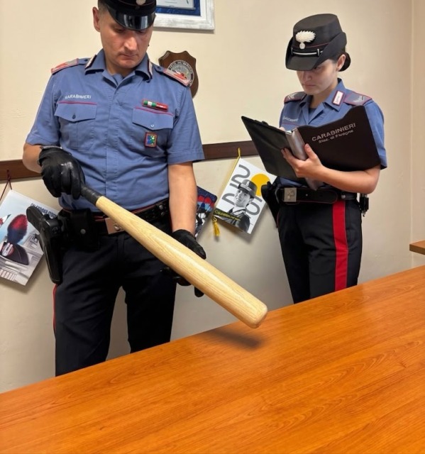 Colpisce la madre con schiaffi e sputi e poi la minaccia con una mazza da baseball: arrestato