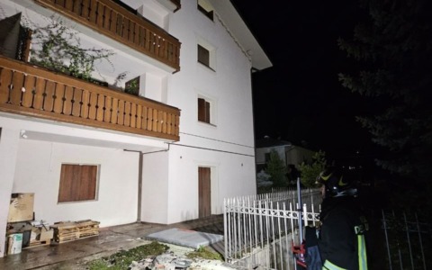 Edolo: tavoli e sedie prendono fuoco sul terrazzo