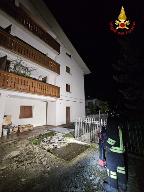Edolo: tavoli e sedie prendono fuoco sul terrazzo