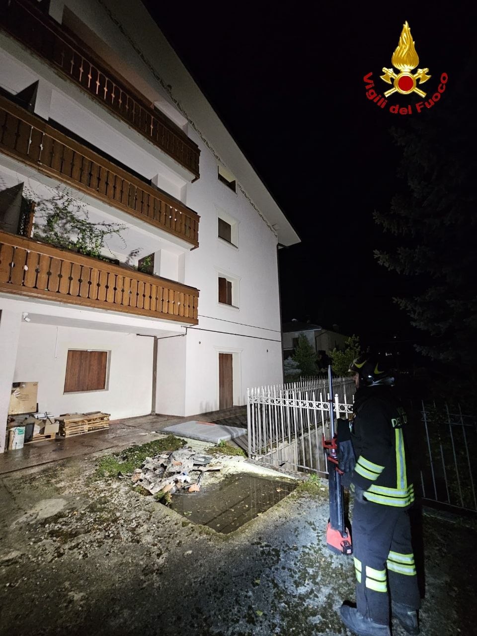 Edolo: tavoli e sedie prendono fuoco sul terrazzo