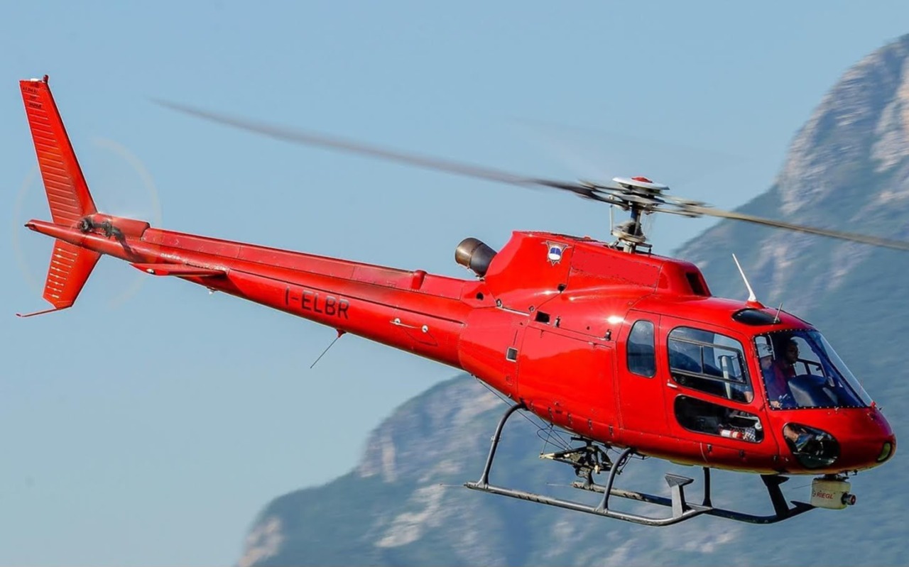 Elicottero in volo sopra le linee elettriche: al via le ispezioni nel Bresciano