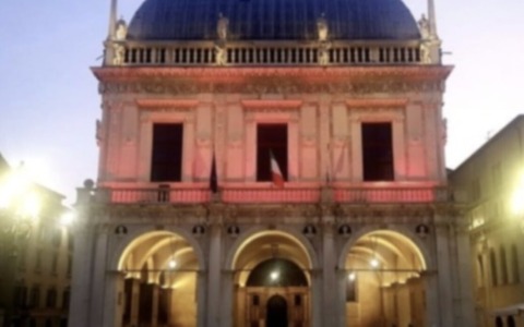 Giornata Mondiale della Memoria e dell’Accoglienza 2026: la Loggia si illumina di arancione