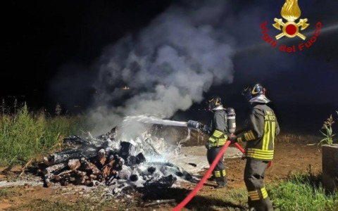 Carro con legna in fiamme, l’allarme lanciato da un agricoltore