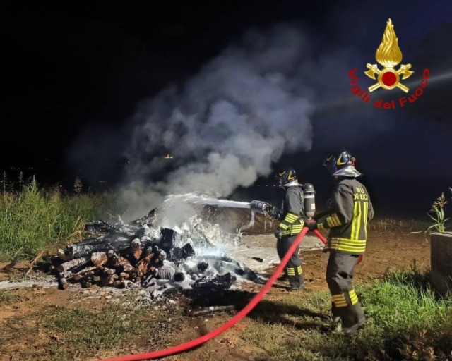 Carro con legna in fiamme, l’allarme lanciato da un agricoltore