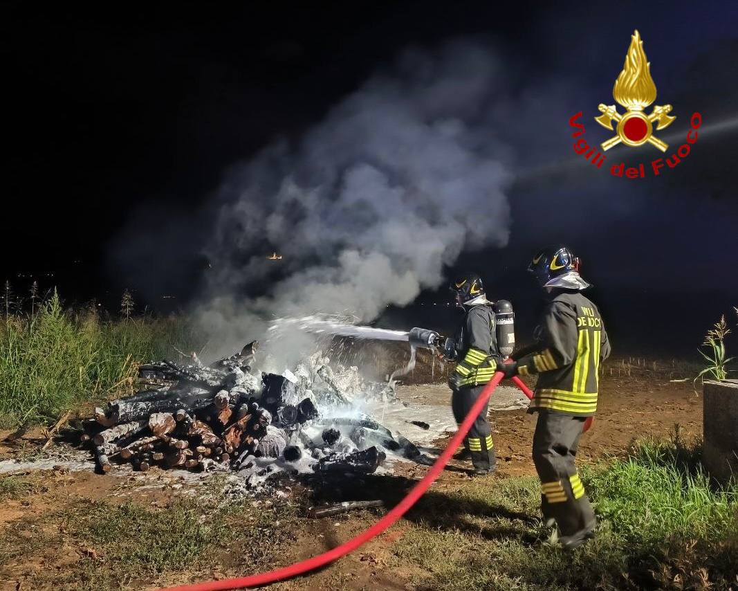 Carro con legna in fiamme, l’allarme lanciato da un agricoltore