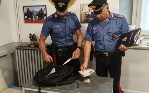 Infrange la finestra di un’agenzia e ruba computer e accessori: arrestato un 55enne