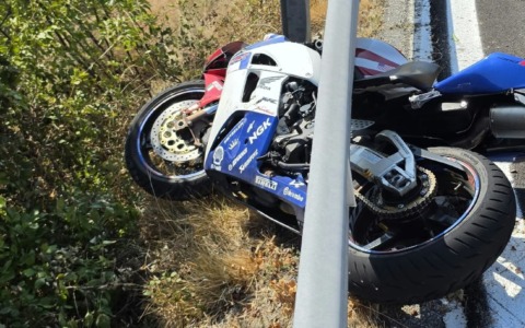 La moto finisce sotto il guardrail e lui precipita per 15 metri: paura per un 23enne