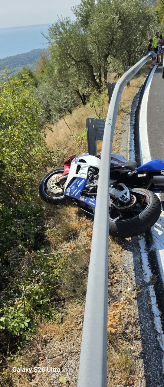 La moto finisce sotto il guardrail e lui precipita per 15 metri: paura per un 23enne