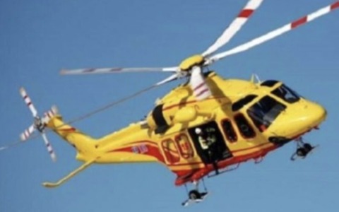 Limone sul Garda: madre e figlia a bordo di una Vespa finiscono contro un cancello