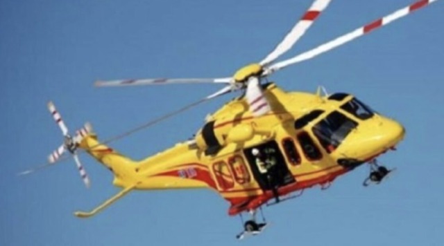 Limone sul Garda: madre e figlia a bordo di una Vespa finiscono contro un cancello