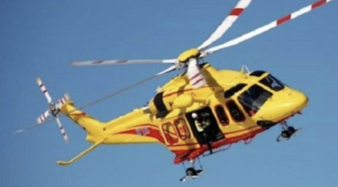 Limone sul Garda: madre e figlia a bordo di una Vespa finiscono contro un cancello