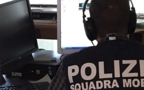 Lo colpiscono alla testa con l’estintore e poi aggrediscono la moglie: 15enne in comunità, arrestati gli altri tre