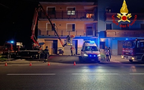 Malonno: i Vigili del Fuoco soccorrono una persona al terzo piano di un condominio