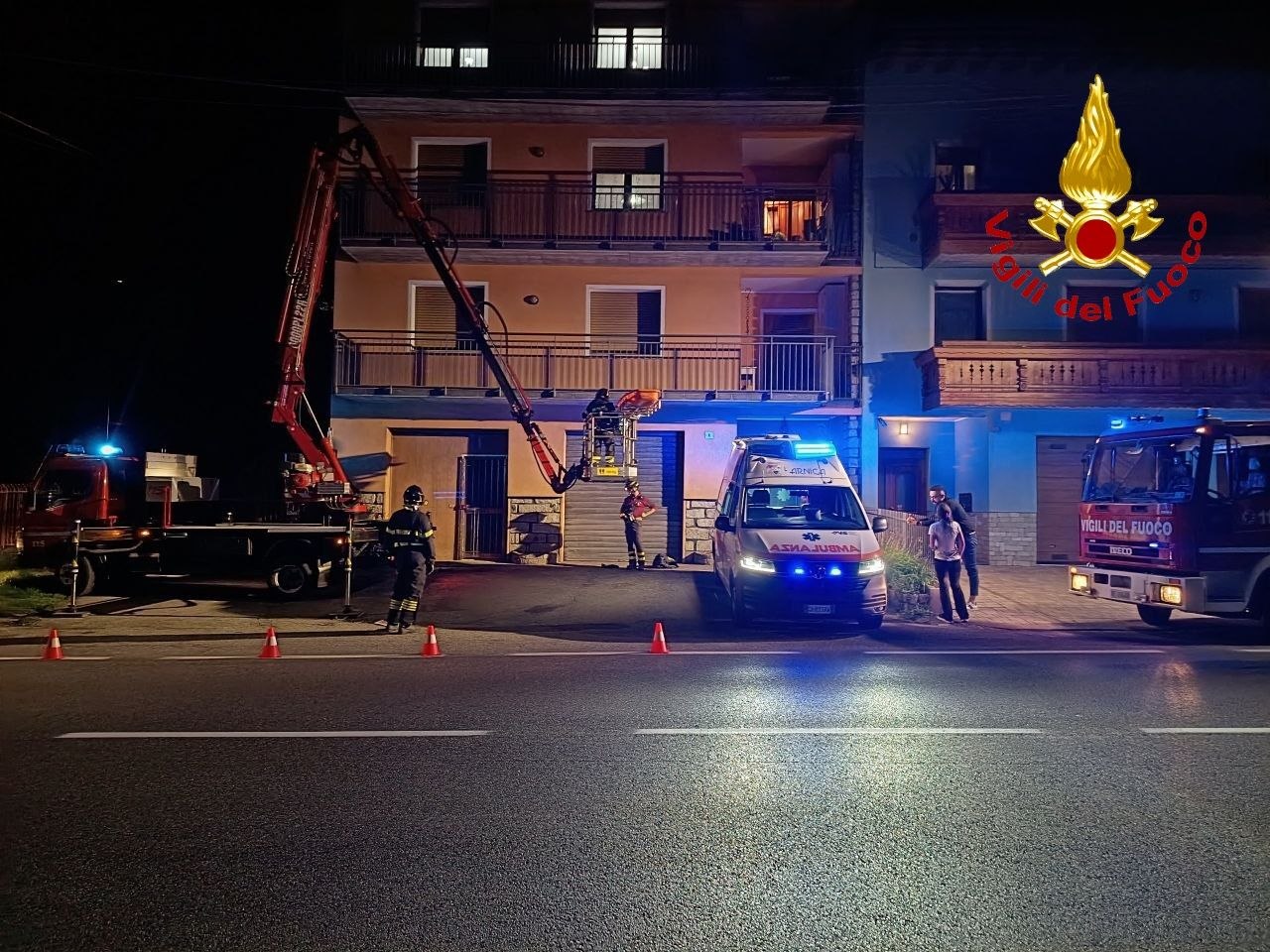 Malonno: i Vigili del Fuoco soccorrono una persona al terzo piano di un condominio