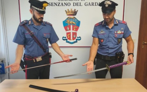 Nel parcheggio del centro commerciale con una katana nel baule
