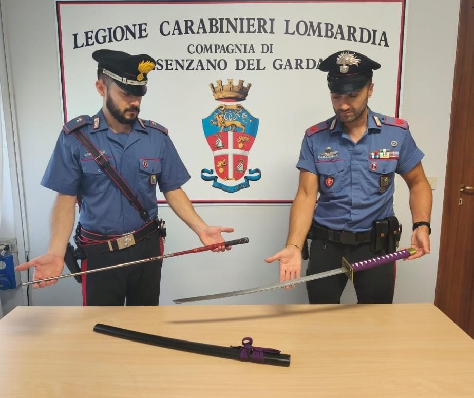 Nel parcheggio del centro commerciale con una katana nel baule