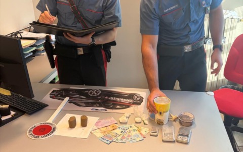 Odolo, arrestato un 57enne con cocaina, hashish e contanti