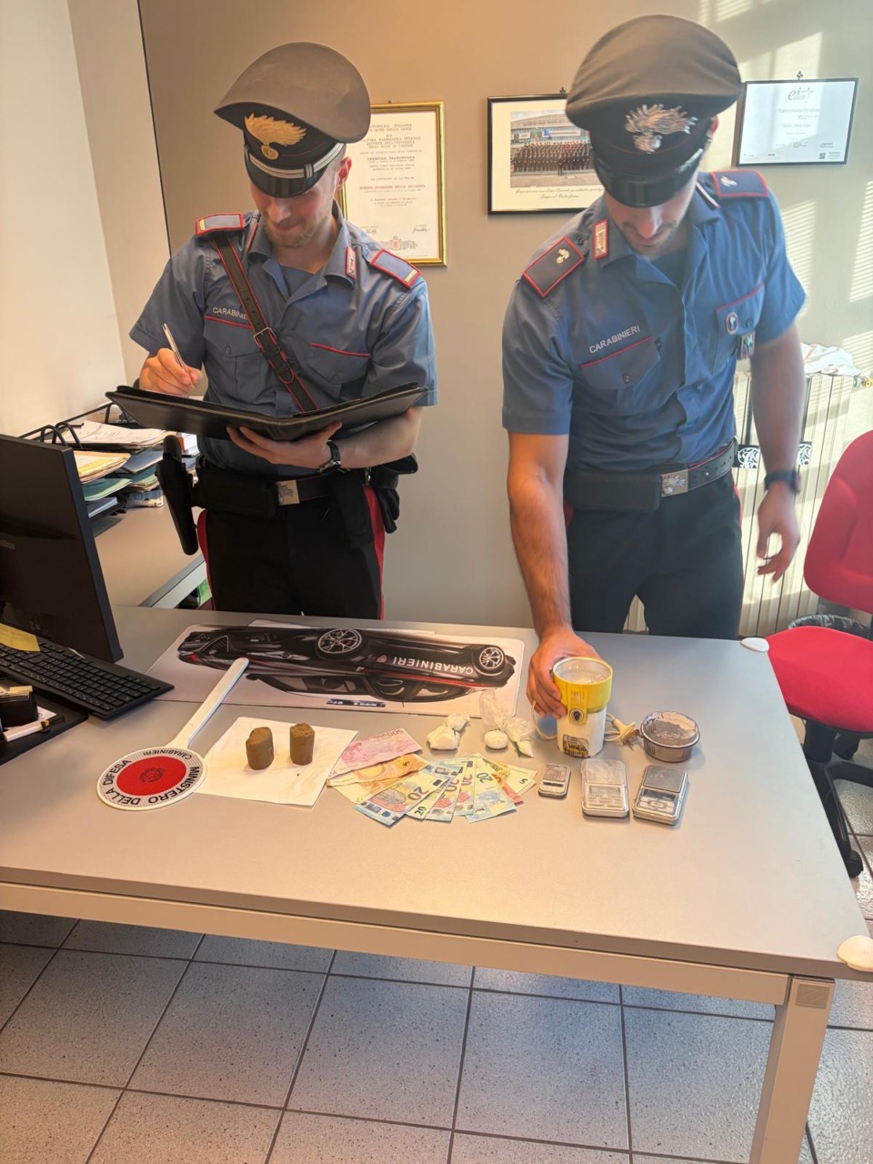 Odolo, arrestato un 57enne con cocaina, hashish e contanti