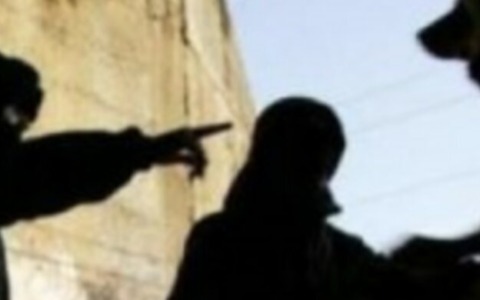 Picchiato e rapinato da due giovani: tentano la fuga ma vengono arrestati