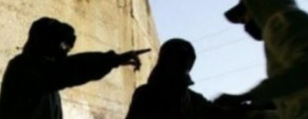 Picchiato e rapinato da due giovani: tentano la fuga ma vengono arrestati