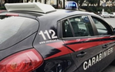 Ricettazione: segnalate due persone sospette, i carabinieri li trovano con un’auto rubata