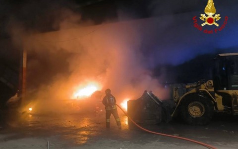 Rifiuti a fuoco a Cellatica, l’incendio in azienda