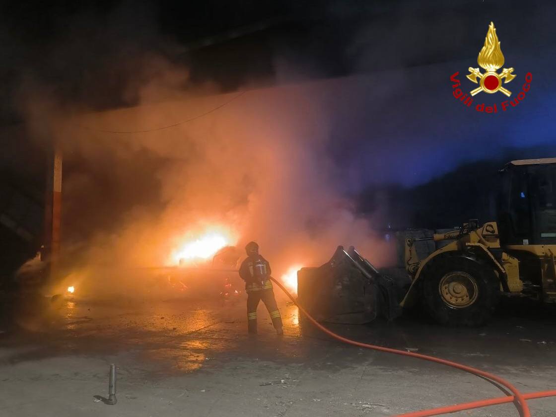 Rifiuti a fuoco a Cellatica, l’incendio in azienda