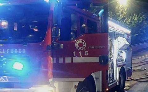 Rifiuti e bagno chimico a fuoco a Salò, l’intervento dei Vigili del Fuoco