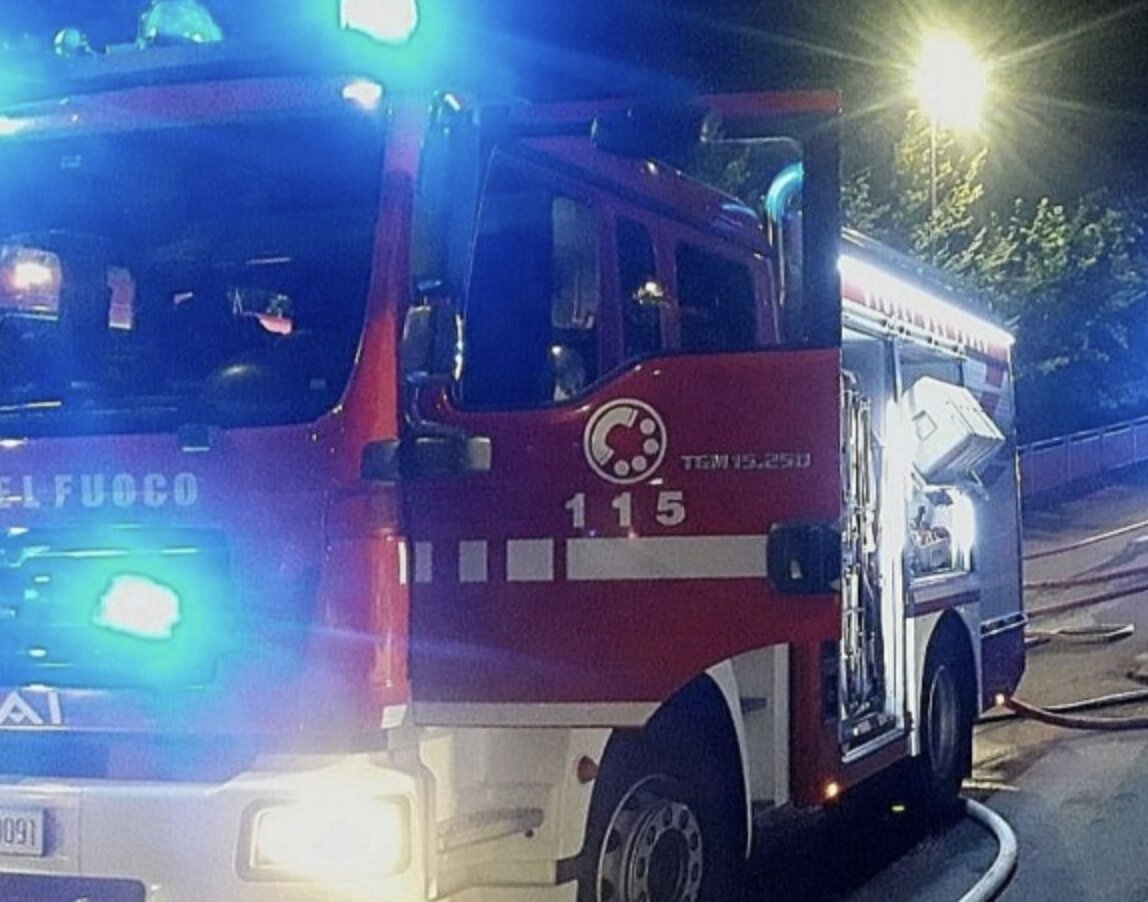 Rifiuti e bagno chimico a fuoco a Salò, l’intervento dei Vigili del Fuoco