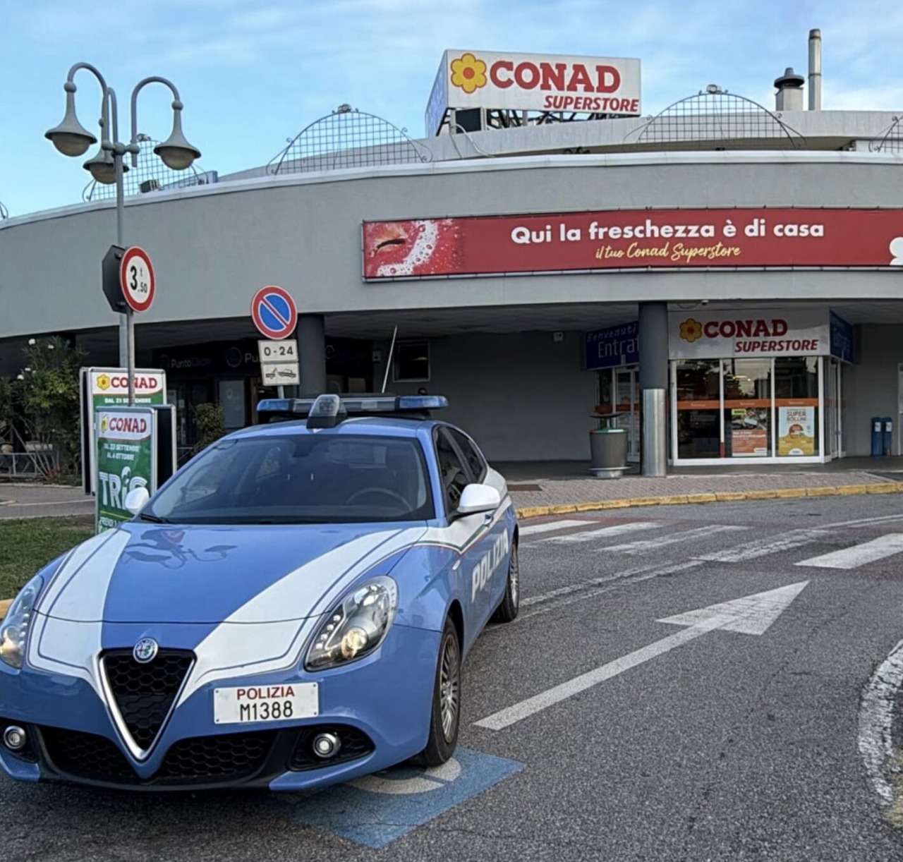 Ruba la merce dagli scaffali del supermercato e poi aggredisce un agente della Polizia