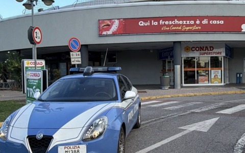 Ruba la merce dagli scaffali del supermercato e poi aggredisce un agente della Polizia