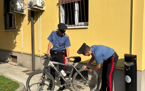 Ruba una bicicletta dal cortile di una casa a Chiari: arrestato un 29enne