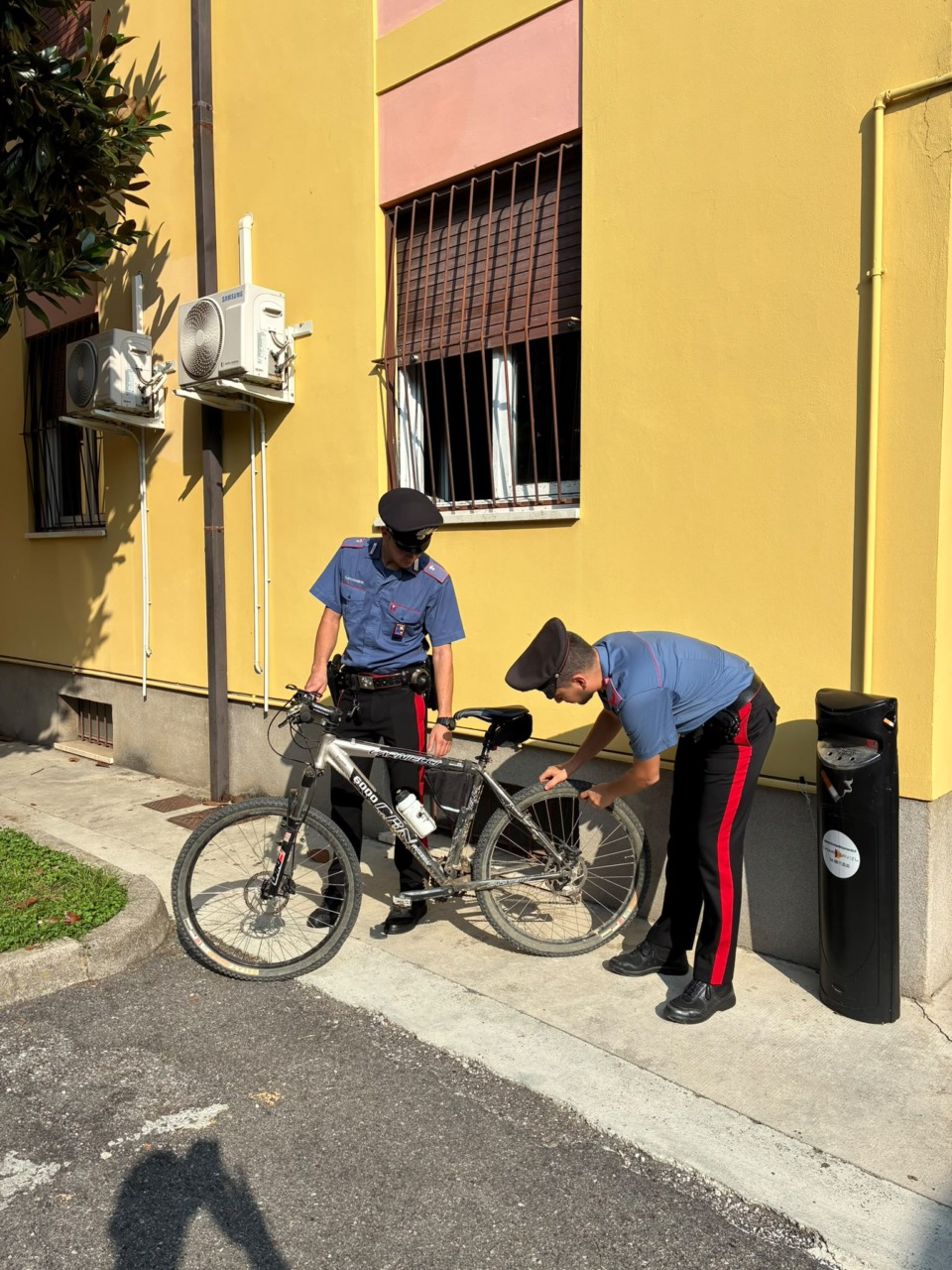 Ruba una bicicletta dal cortile di una casa a Chiari: arrestato un 29enne